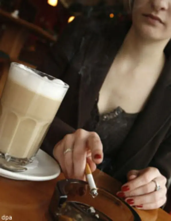 Aerzte-schaetzen-den-Tabakkonsum-ab-fuenf-Zigaretten-am-Tag-als-riskant-ein-Mit-steigenden-Konsumzahlen-erhoeht-sich-auch-deutlich-die-Wahrscheinlichkeit-schwerer-Erkrankungen-durch-das-Rauchen