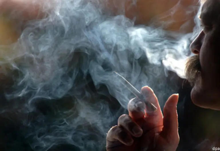 Raucher-erkranken-oefter-an-Krebs-erleiden-haeufiger-Herz-Kreislauf-Erkrankungen-Arterienverkalkung-und-Durchblutungsstoerungen-Impotenz-Magen-und-Zwoelffingerdarmgeschwuere-Lungenentzuendung-Bronchitis-und-Lungenemphyseme