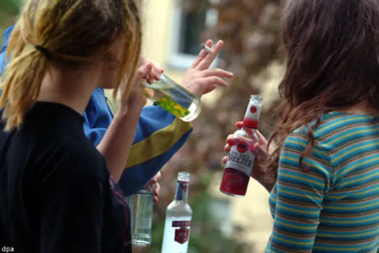 Die-am-zweithaeufigsten-verwendete-Droge-in-Deutschland-ist-Alkohol-Gelegentlicher-und-maessiger-Alkoholgenuss-wird-im-westeuropaeischen-Kulturkreis-als-normales-Verhalten-betrachtet-Die-Grenzen-zur-Sucht-sind-jedoch-gerade-bei-den-legalen-Drogen-fliessend