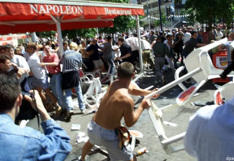 Insgesamt-veraendert-Alkohol-das-Verhalten-der-Konsumenten-sie-werden-z-B-aggressiver-die-Gewaltbereitschaft-und-das-Risiko-fuer-Depressionen-und-Selbsttoetungen-steigen