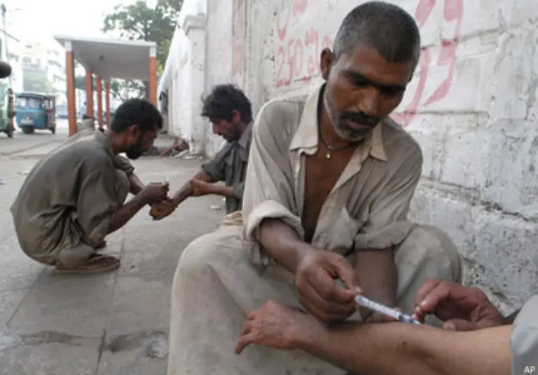 Auf-Platz-eins-liegt-Heroin-133