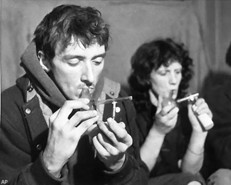 Cannabis-wird-als-Haschisch-und-Marihuana-konsumiert-Marihuana-ist-ein-Gemisch-aus-den-getrockneten-Blaettern-und-Blueten-des-Hanf-und-enthaelt-weniger-Wirkstoffe-als-das-aus-dem-Harz-der-bluehenden-weiblichen-Hanfpflanze-gewonnene-Haschisch