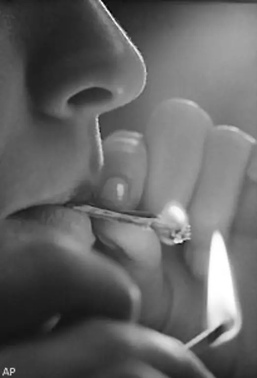 Zudem-veraendert-die-Droge-die-Wahrnehmung-optische-akustische-und-geschmackliche-Eindruecke-werden-intensiver-erlebt-das-Zeitgefuehl-veraendert-sich-der-Konsument-erlebt-Halluzinationen-Konzentrations-und-Gedaechtnisstoerungen