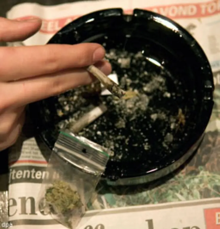 komplexe-kognitive-Leistungen-sind-nur-schwer-oder-kaum-moeglich-Wird-Cannabis-in-suchtrelevanten-Mengen-konsumiert-kann-es-zu-psychischen-und-physischen-Beeintraechtigungen-kommen-bis-hin-zur-seelischen-Abhaengigkeit-und-auch-zu-Entzugssymptomen