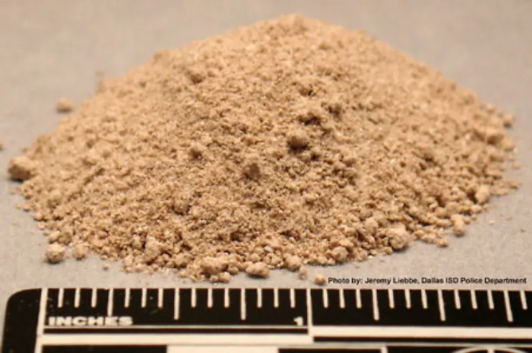 Heroin-ist-ein-Opiat-es-entsteht-in-chemischen-Reaktionen-von-Morphin-und-Essigsaeureanhydrit-Es-wird-meist-intravenoes-gespritzt-fixen-Nach-Einnahme-geraet-es-in-den-Blutkreislauf-und-wirkt-sofort