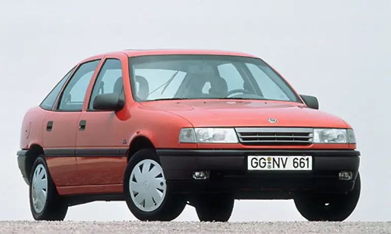 1988-schliesslich-folgte-der-Vectra-Der-Start-des-Neulings-fiel-in-eine-schwierige-Zeit-fuer-Opel-Der-Konzern-litt-unter-massiven-Qualitaetsproblemen-Davon-war-auch-der-Vectra-nicht-ganz-frei