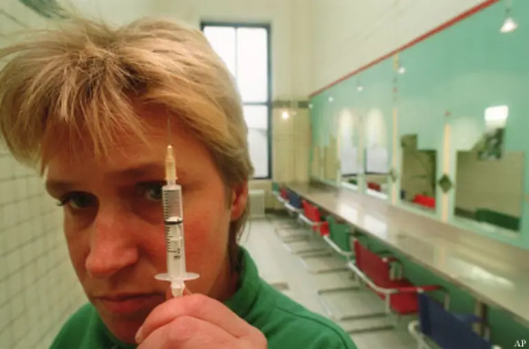 Neben-Praevention-und-Aufklaerung-wird-auch-darauf-gesetzt-die-Gefahr-der-Aids-Infektion-einzudaemmen-indem-Fixer-Raeume-und-sauberes-Besteck-zur-Verfuegung-gestellt-werden-wie-in-Hamburg-oder-Frankfurt