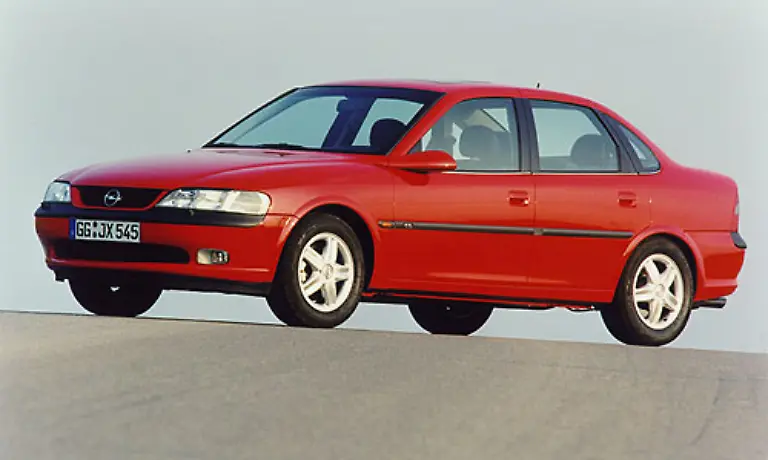 Ein-frischeres-Design-und-mehr-Qualitaet-brachte-die-Version-B-des-Vectra-Zu-Anfang-war-das-Auto-durchaus-gefragt-doch-an-die-Spitze-der-Mittelklasse-schaffte-es-auch-die-zweite-Variante-des-Vectra-nicht