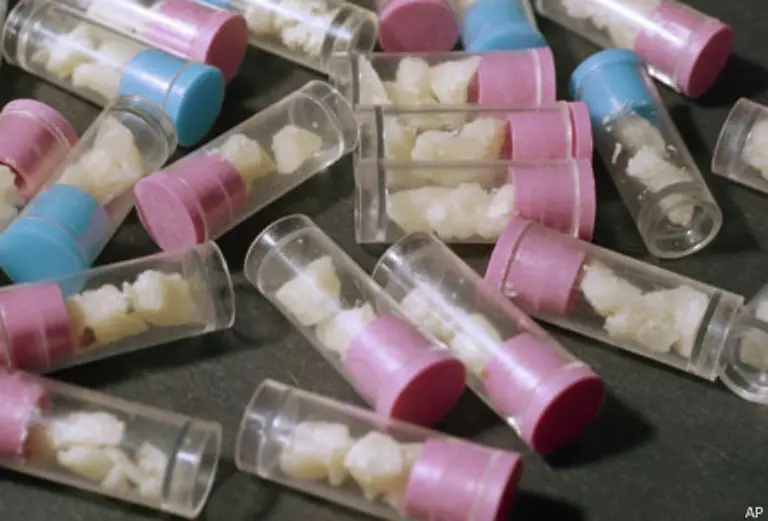 Klingt-der-Rausch-jedoch-ab-drohen-Angstzustaende-Paranoia-und-akustische-Halluzinationen