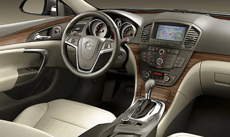 Ein-maechtige-Mittelkonsole-mit-dem-opeltypischen-Allround-Info-Display-bildet-den-Mittelpunkt