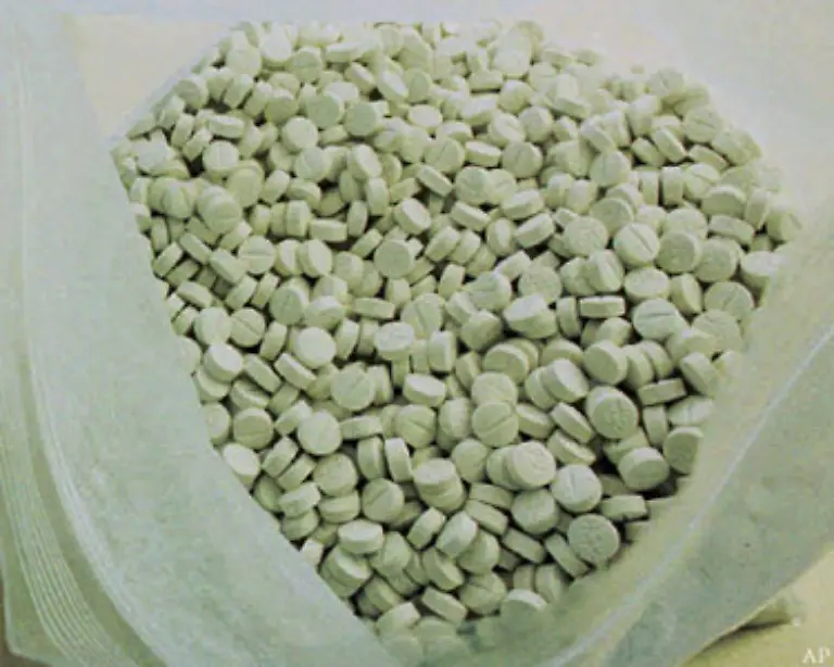 Die-hier-beschriebenen-Nebenwirkungen-sind-nur-einige-Beispiele-der-bekannten-Folgen-und-beziehen-sich-auf-die-illegalen-synthetischen-Praeparate-die-unter-Namen-wie-Speed-Pep-oder-Yaba-gehandelt-werden