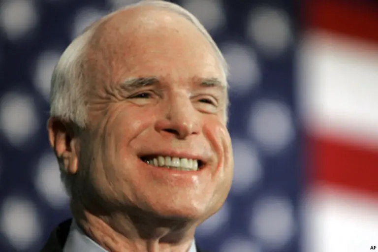 John-McCain-Der-politikerfahrene-Republikaner-und-Vietnamveteran-steht-in-Deutschland-mit-seinem-etwas-verbissenen-Laecheln-fuer-das-konservative-Amerika-der-Demokratiemissionare-Doch-in-seiner-Partei-gilt-er-trotz-seiner-72-Jahre-haeufig-als-progressiver-Sonderling