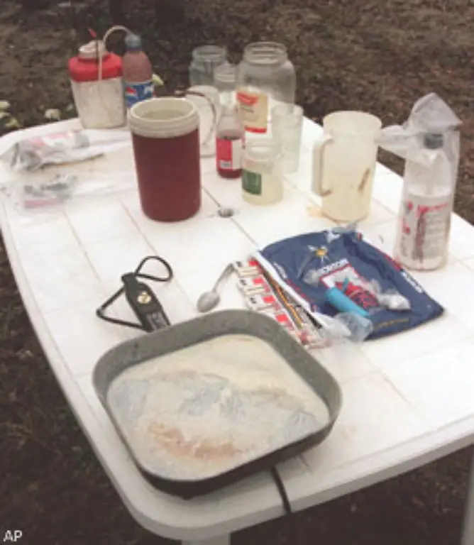 Eine-besondere-Abart-des-Amphetamins-ist-das-Methylamphetamin-das-auch-aus-einigen-Medikamenten-aus-der-Apotheke-zusammengekocht-werden-kann-In-den-USA-gibt-es-bereits-etwa-vier-Millionen-Abhaengige-darunter-auch-Prominente