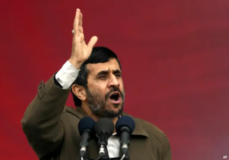 Waehrend-sich-Obama-fuer-den-multilateralen-Dialog-ausspricht-setzt-McCain-auf-politischen-und-militaerischen-Druck-auf-Syrien-und-Iran-Beide-Laender-unterstuetzen-offenbar-irakische-Rebellen-und-bedrohen-Israel-Bisher-haben-Gespraeche-wenig-Wirkung-gezeigt