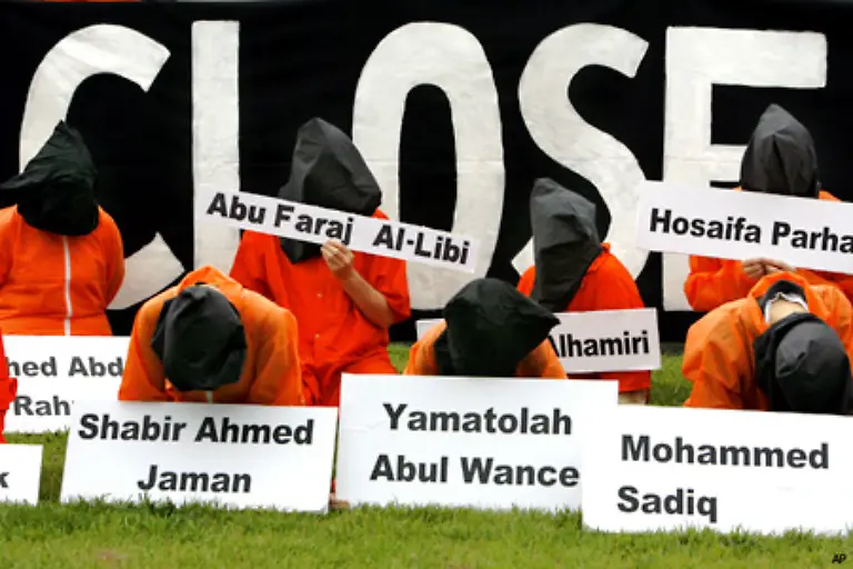 Als-Opfer-von-Folter-im-Vietnamkrieg-setzte-sich-McCain-schon-nach-dem-Skandal-in-Abu-Ghraib-gegen-Folter-in-US-Gefangenenlagern-ein-Ueberraschend-kam-daher-seine-Ablehnung-eines-Urteils-das-Kriegsgefangenen-Zugang-zu-ordentlichen-US-Gerichten-gewaehrte