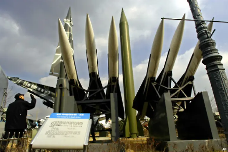 Ein-hehres-Ziel-das-sich-Barack-Obama-gesetzt-hat-ist-die-Abschaffung-von-Nuklearwaffen-Dabei-zielt-sein-Plan-vor-allem-darauf-ab-keine-Etablierung-neuer-Atommaechte-zuzulassen-Mit-Russland-will-er-den-Dialog-zur-Abruestung-suchen