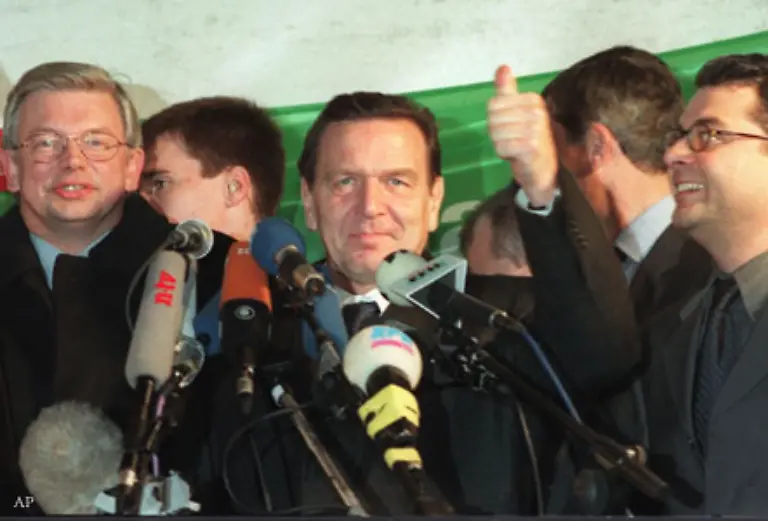 Maerz-2002-Gut-zwei-Jahre-nach-einer-vom-damaligen-Kanzler-Gerhard-Schroeder-SPD-unterstuetzten-Rettungsaktion-ist-der-1849-gegruendete-Baukonzern-Philipp-Holzmann-erneut-zahlungsunfaehig-Ein-Grossteil-der-11-000-Beschaeftigten-im-Inland-kommt-bei-anderen-Firmen-unter