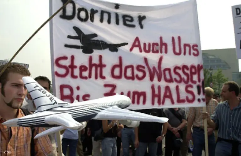 April-2002-Der-Regionalflugzeughersteller-Fairchild-Dornier-mit-rund-3600-Mitarbeitern-stellt-Insolvenzantrag-nachdem-die-Firmenleitung-keinen-finanzstarken-Partner-gefunden-hat