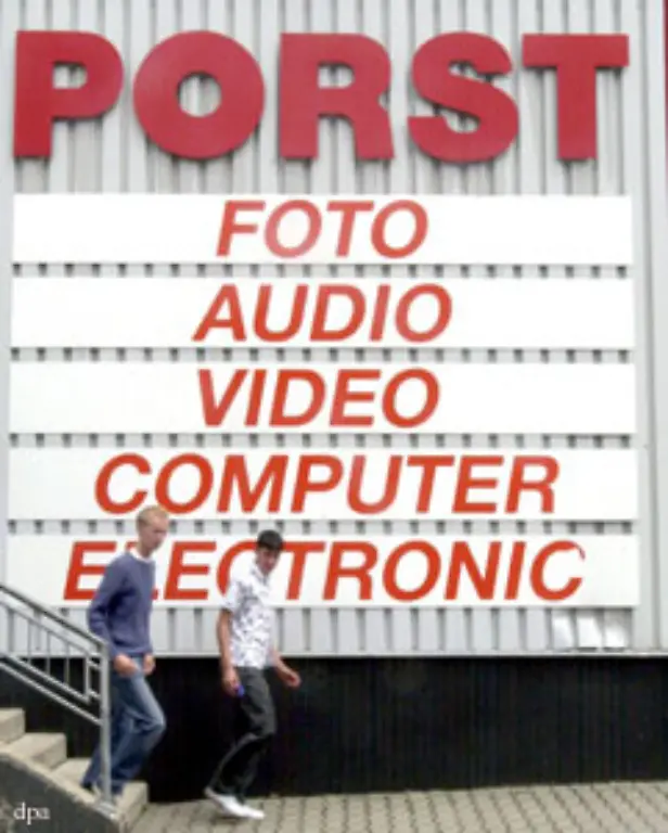 Juni-2002-Das-aelteste-deutsche-Fotohaus-Photo-Porst-beantragt-Insolvenz-Das-Unternehmen-mit-etwa-1100-Mitarbeitern-wird-zerschlagen-die-Vertriebsstellen-von-Ringfoto-und-Kodak-uebernommen