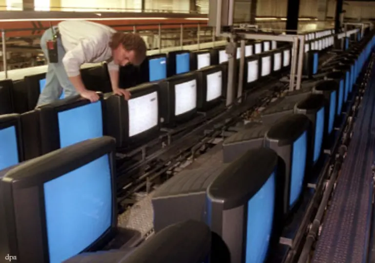 April-2003-Der-Elektronikkonzern-Grundig-mit-3800-Mitarbeitern-geht-nach-mehr-als-zwei-Jahren-Ueberlebenskampf-pleite-In-dem-von-wenigen-internationalen-Grosskonzernen-beherrschten-Markt-ist-fuer-Grundig-kein-Platz-mehr-Die-Marke-wird-von-einem-tuerkischen-Unternehmen-gekauft