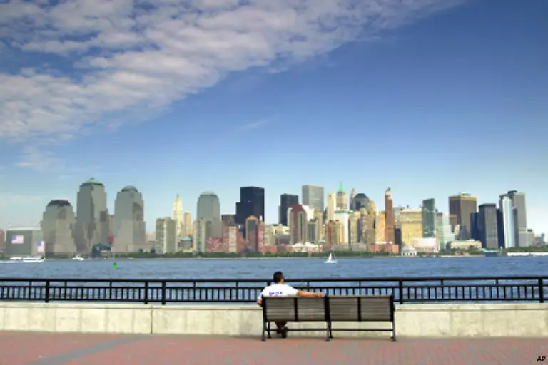 Besorgt-blicken-die-US-Buerger-auf-den-Financial-District-in-Manhattan-und-die-schwaechelnde-Wirtschaft-Beobachter-sprechen-McCain-hier-die-groessere-Kompetenz-zu-Eine-Reihe-renommierter-Oekonomen-unterstuetzt-ihn-auf-seiner-Internetseite