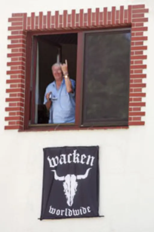 In-Wacken-einem-kleinen-schleswig-holsteinischen-Doerfchen-ist-der-Teufel-los-Das-Wacken-Open-Air-macht-aus-dem-1800-Seelen-Dorf-voruebergehend-eine-mittlere-Stadt-mit-75-000-Einwohnern-Die-Einheimischen-haben-sich-laengst-dran-gewoehnt