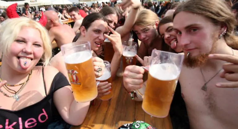 Daneben-bedeutet-das-huebsche-Wort-auch-das-Gehirn-in-einer-Mischung-aus-Bier-Jaegermeister-Bommerlunder-und-Whisky-zu-marinieren
