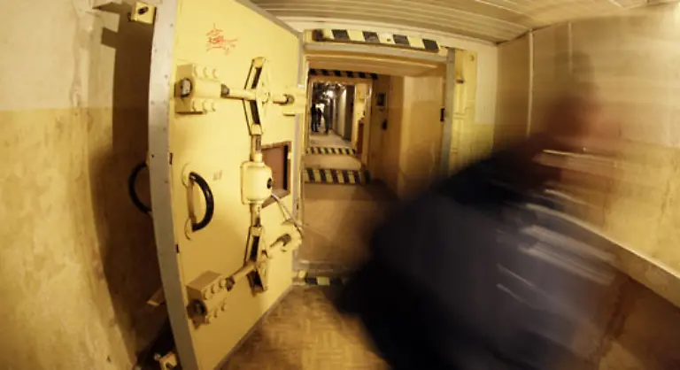 Der-Bunker-war-fuer-Besucher-nur-noch-notduerftig-beleuchtet-worden-Schrottdiebe-hatten-fast-die-gesamte-Verkabelung-sowie-einen-Grossteil-des-Rohrsystems-mitgehen-lassen