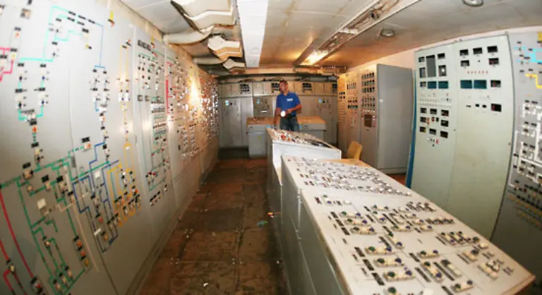 Die-eigentliche-dreigeschossige-Ueberlebenskapsel-ist-ein-staehlernes-Haus-inmitten-des-Bunkers-das-beweglich-an-einer-Stahlkonstruktion-an-der-Bunkerdecke-haengt