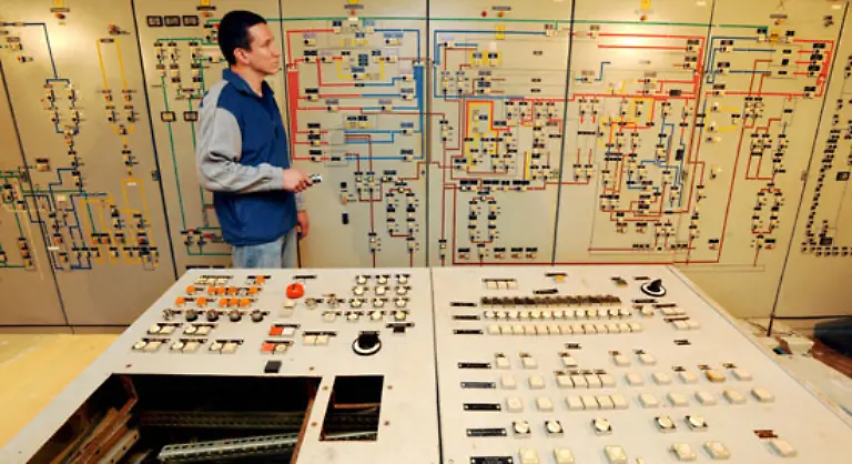 Etwa-der-aus-russischer-und-DDR-Technik-zusammengebastelte-Dispatcherraum-der-mit-grauen-Pulten-und-Schaltkaesten-ausgestattet-war-und-das-Kontrollzentrum-des-Bunkers-bildete