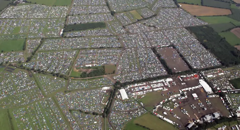 200-Hektar-Kuhweide-als-Festivalgelaende