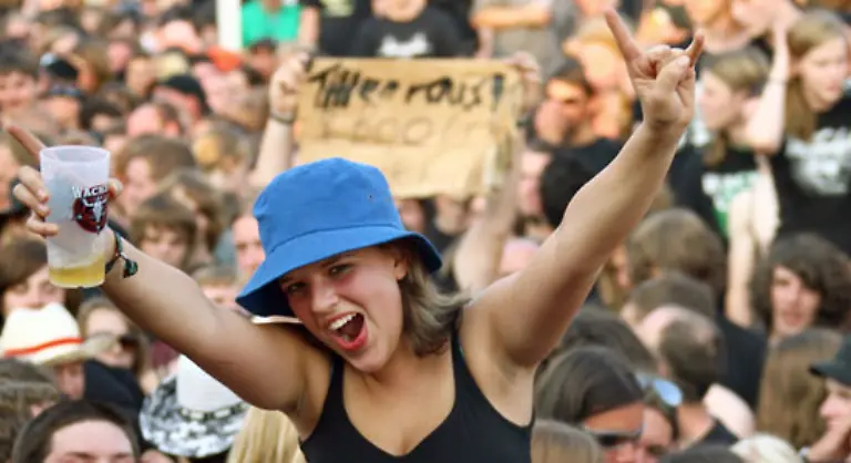 Gar-nicht-so-leicht-die-Anti-Loveparade-Meute-im-Griff-zu-behalten-Insgesamt-aber-so-die-Erfahrung-laeuft-das-Festival-meist-ohne-groessere-Schwierigkeiten-und-vor-allem-friedlich-ab
