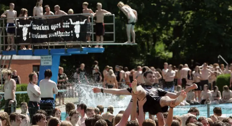 sich-im-Wackener-Freibad-halbwegs-gesittet-zu-benehmen