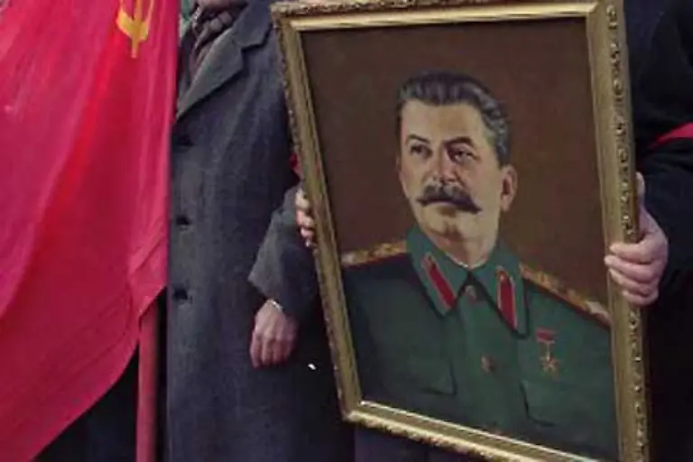 In-den-letzten-Kriegsmonaten-bringen-ihn-Briefe-mit-abfaelligen-Bemerkungen-ueber-den-sowjetischen-Diktator-Josef-Stalin