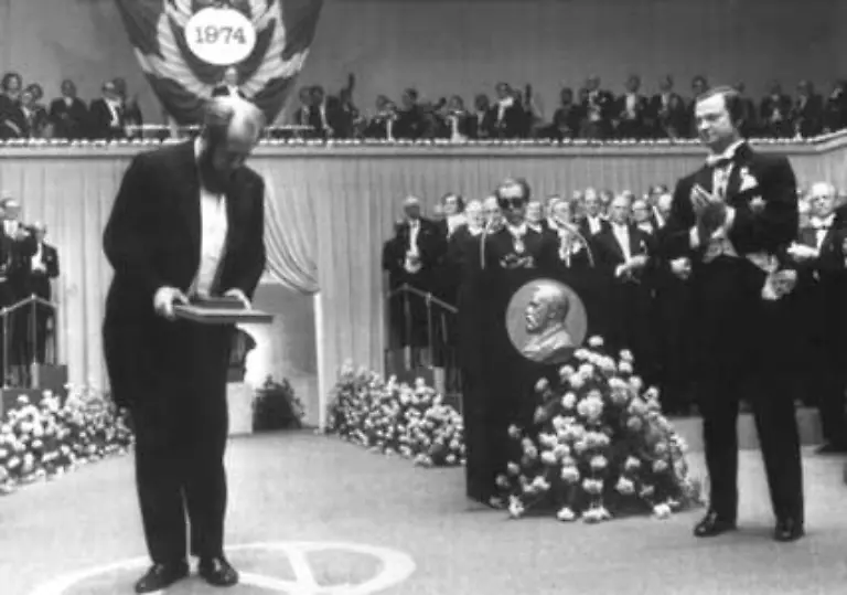 Erst-im-Dezember-1974-bedankt-er-sich-in-Schweden-in-Anwesenheit-des-Koenigs-Carl-Gustaf-fuer-die-hoechste-Auszeichnung-Inzwischen-hat-er-in-seinem-Heimatland-nichts-mehr-zu-verlieren