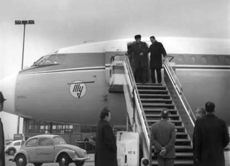 und-ausweisen-Mit-einer-Aeroflot-Maschine-landet-er-am-13-Februar-1974-auf-dem-Frankfurter-Flughafen