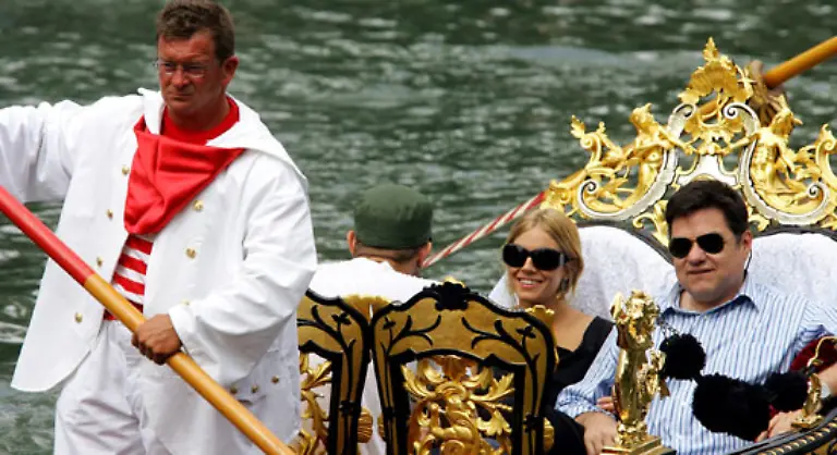 Langsam-waren-die-anderen-Ehe-Frauen-alamiert