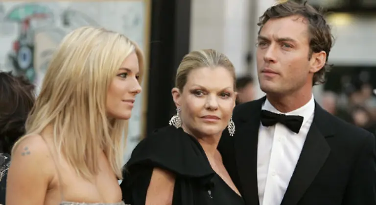 weil-Jude-Law-dieser-Trottel-sie-nun-wieder-mit-dem-Kindermaedchen-betrog-die-Dame-auf-dem-Foto-ist-allerdings-ihre-Mutter-Josephine-Miller-frueher-Leiterin-der-Londoner-Lee-Strasberg-Schauspielschule