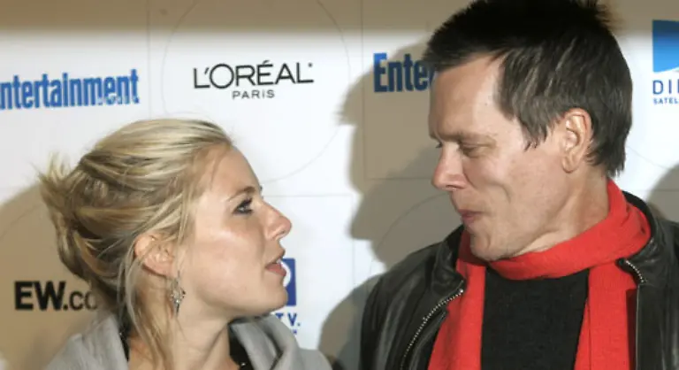 wenn-das-Brit-Girl-mit-ihrem-Mann-Kevin-Bacon-fuer-ein-Foto-posiert