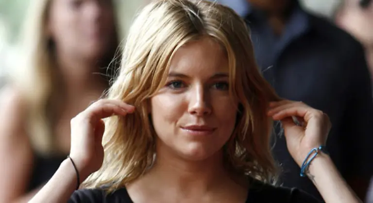 Das-immer-ein-wenig-so-aussieht-als-haette-sie-gerade-noch-mit-einem-Mann-im-Bett-gelegen