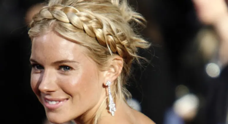 Und-selbst-wenn-sie-eine-veritable-Frisur-traegt-wirkt-sie-immer-noch