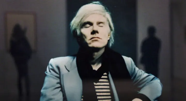 Andy-Warhol-steigt-aus-einer-Arbeiterfamilie-aus-Pittsburgh-zur-amerikanischen-Legende-auf
