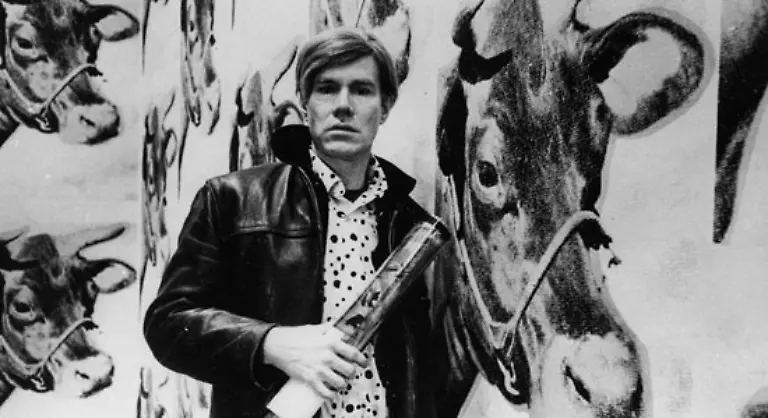 Die-Anfaenge-seiner-Biografie-behaelt-Warhol-fuer-sich-Die-Angaben-ueber-sein-Geburtsdatum-reichen-vom-6-August-1928-bis-zum-8-August-1931-Geburtsort-ist-US-Medien-zufolge-mal-die-Bergarbeiterstadt-Pittsburgh-mal-das-vornehmere-Philadelphia