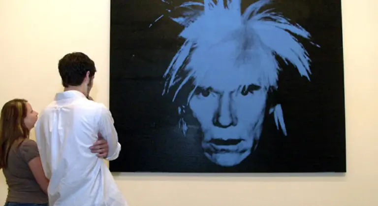 Im-Alter-von-acht-Jahren-erleidet-Warhol-eine-Art-Nervenzusammenbruch-gepaart-mit-einer-seltenen-Pigmentstoerung-so-dass-man-ihn-lange-fuer-einen-Albino-haelt