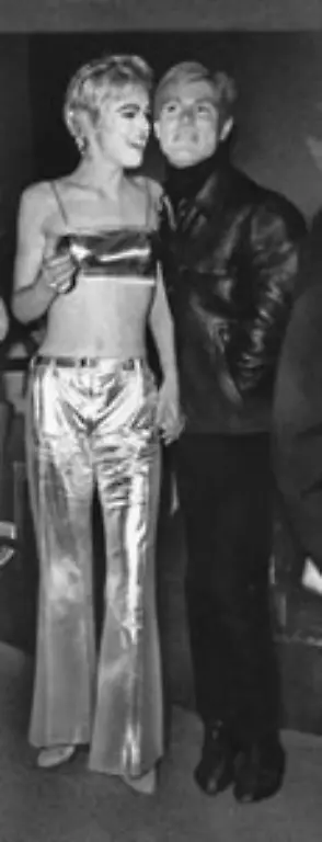 Nach-der-High-School-studiert-Andy-Gebrauchsgrafik-in-Pittsburgh-macht-1949-seinen-Abschluss-und-geht-anschliessend-nach-New-York-wo-er-als-Illustrator-fuer-Zeitschriften-wie-Vogue-und-Harpar-s-Bazaar-und-in-der-Werbung-arbeitet