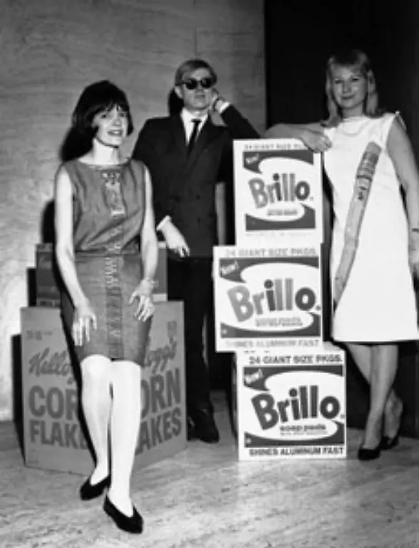 Warhol-ist-es-der-Alltaegliches-museumsreif-macht-Das-beginnt-damit-dass-ihn-1961-ein-Kunsthaendler-auffordert-genau-das-zu-malen-was-ihm-am-meisten-bedeutet
