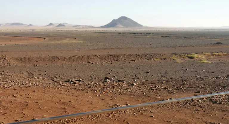 Innerhalb-Afrikas-bildet-die-Sahara-eine-natuerliche-Grenze-welche-den-Kontinent-geographisch-ethnisch-und-kulturell-trennt-In-Nordafrika-wohnen-hauptsaechlich-Berber-und-Araber-Der-andere-Teil-Subsahara-Afrika-wird-hauptsaechlich-von-Schwarzafrikanern-bewohnt