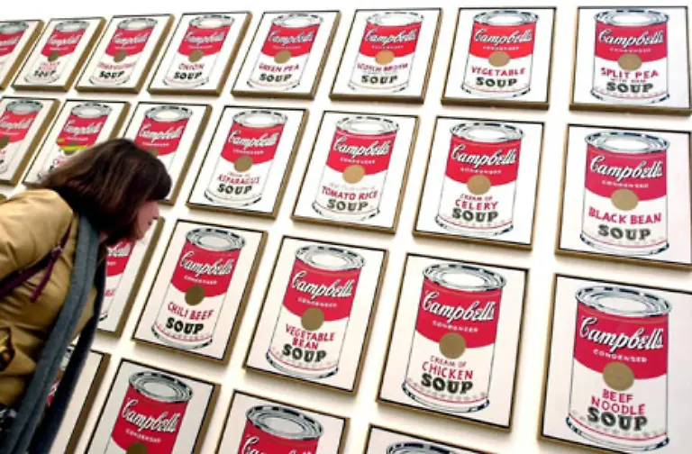 Warhol-fertigt-Schablonenbilder-von-Geldstuecken-und-von-Campbell-Buechsen-deren-Inhalt-er-jahrelang-als-Lunch-verspeist-hatte