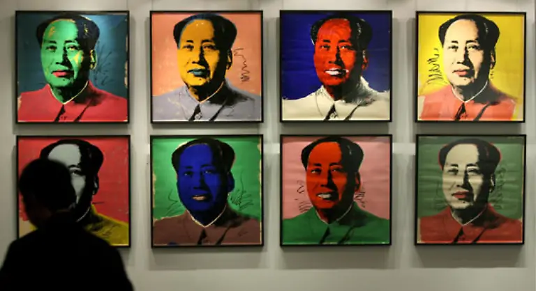 Doch-erst-juengst-werden-seine-Suppendosen-Dollarnoten-banalen-Seifenkartons-und-Portraets-von-Promis-wie-Marilyn-Monroe-Elvis-und-Mao-zu-Hoechstpreisen-versteigert