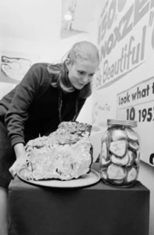 Wenn-man-mal-darueber-nachdenkt-dann-sind-Kaufhaeuser-auch-eine-Art-von-Museum-bringt-Warhol-seine-Philosophie-zum-Ausdruck-Foto-Die-Bianchini-Gallery-in-New-York-sieht-fuer-die-Show-The-American-Supermarket-wie-ein-Supermarkt-aus